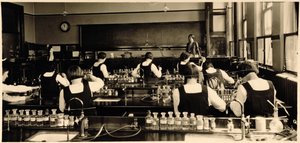 Wetenschapsles op de London Grammar School for Girls, 1936